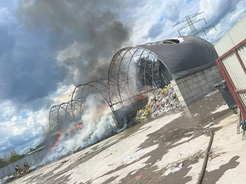 Velik požar v sortirnici odpadkov v Varšavi